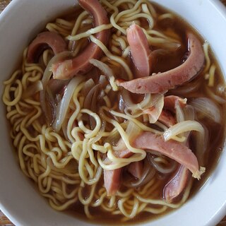 玉ねぎとウインナーの醤油ラーメン